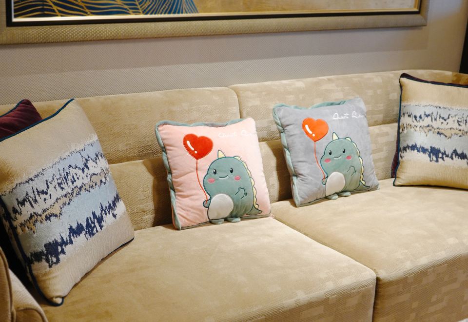 萌萌恐龍江景大床套房