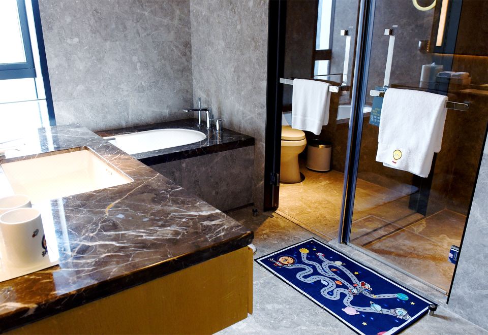 Courtyard by Marriott Shanghai HongqiaoPea Planet Theme Family Double Bed Room