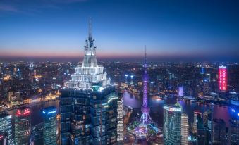 At night, you can enjoy a view of filming locations and tall buildings in the city from an aerial perspective at Grand Hyatt Shanghai
