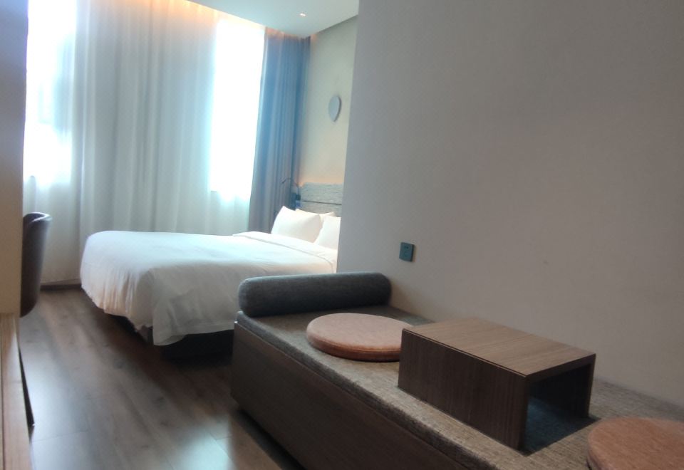 甄选大床房（加热毛巾杆+小冰箱+智能镜）