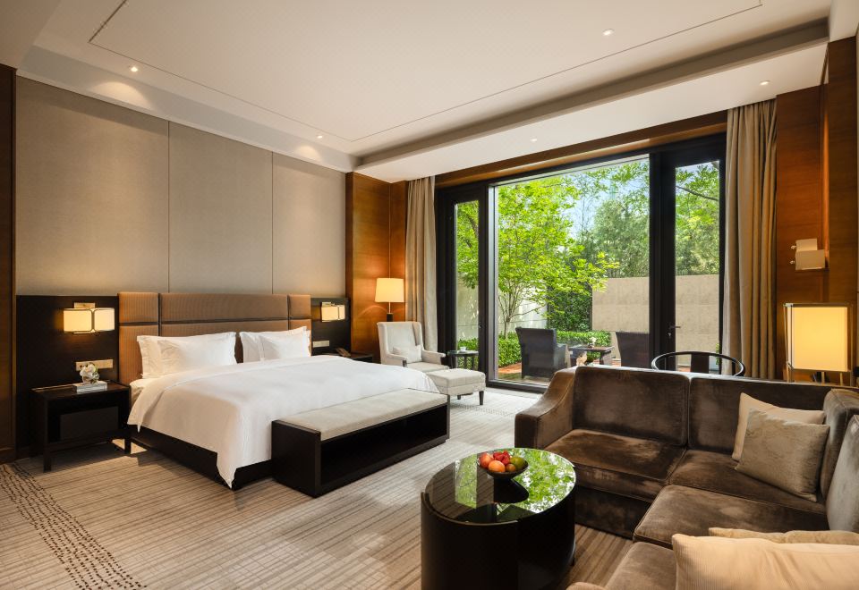 花园豪华大床房