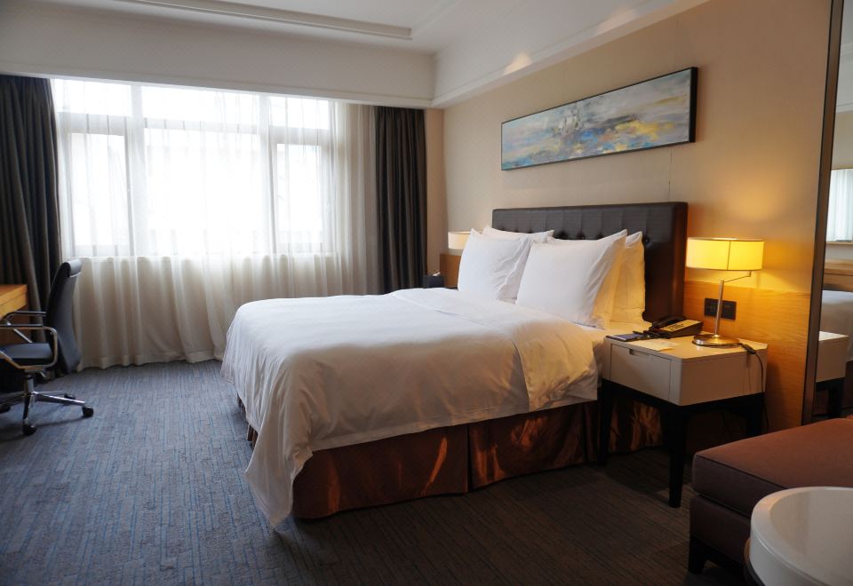 豪华大床房（超长办公桌-办公椅）