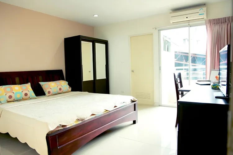 ห้องดีลักซ์ เตียงใหญ่ 1 เตียง