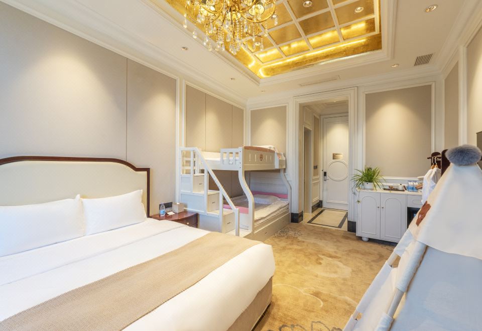 童趣城景家庭房【大床+上下铺+小童玩具】