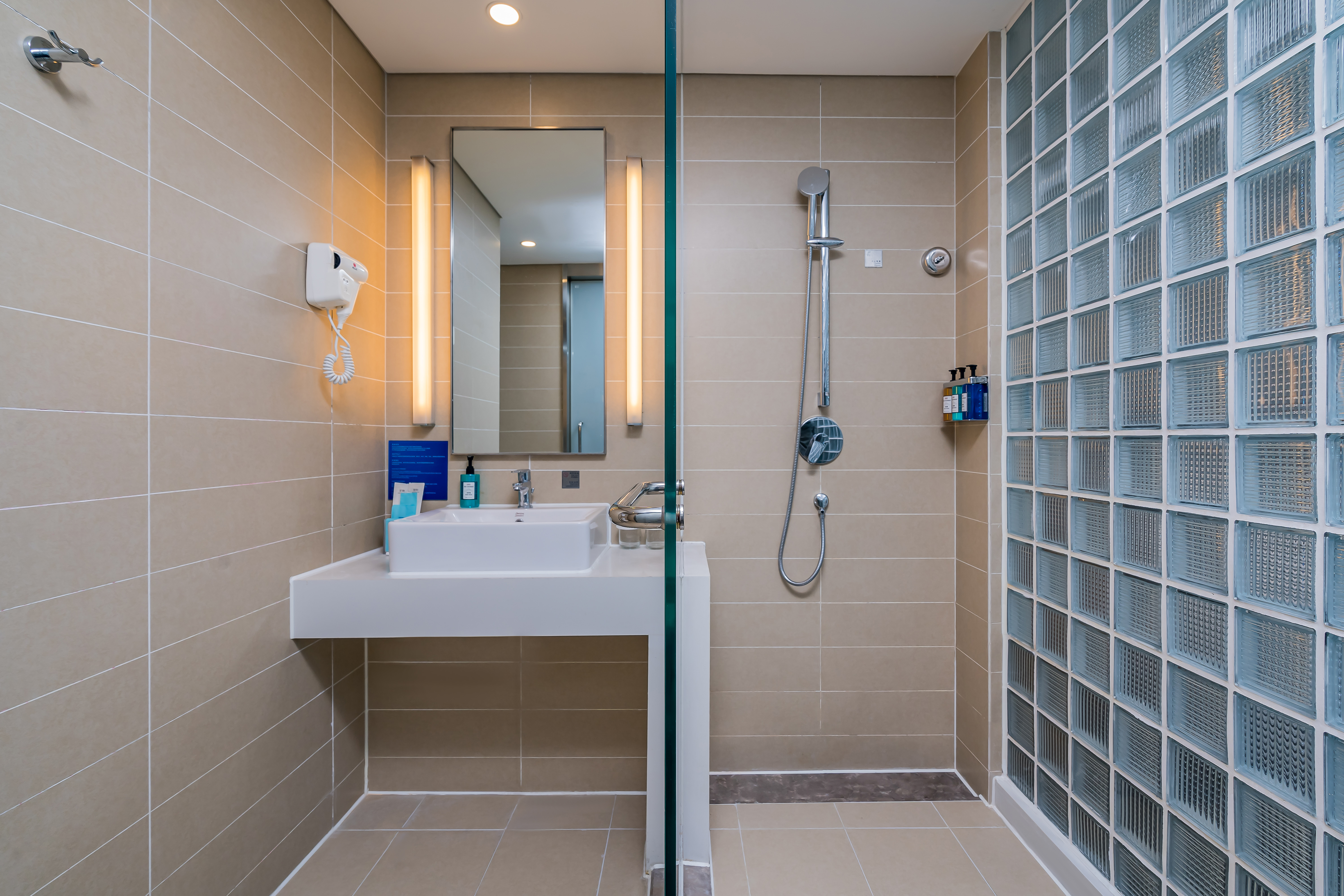 静享大床房【中央空调供暖+羽绒枕被+康乃馨床品】