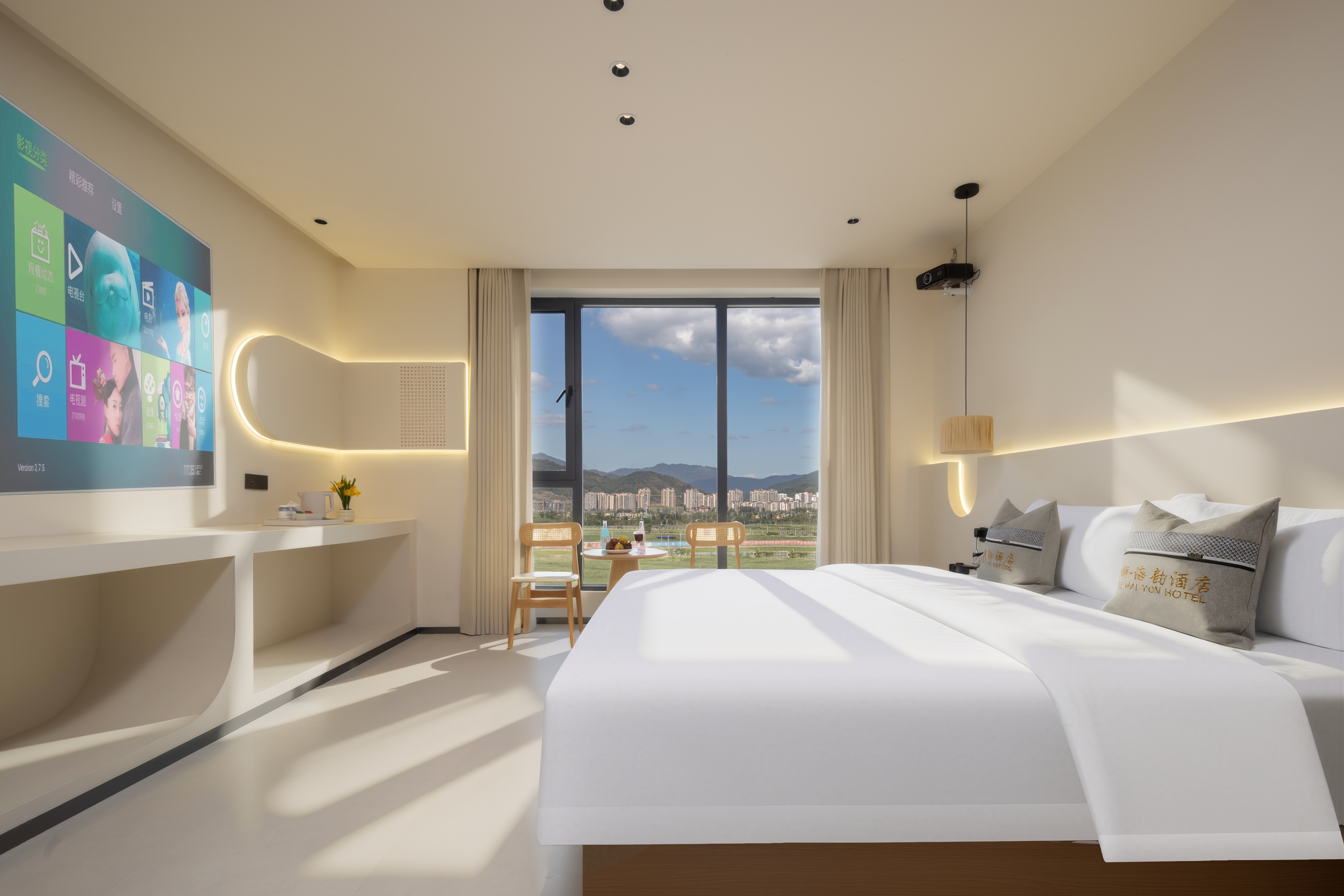 椰景屿境丨窗落地豪华大床房[AI智控-多功能台]