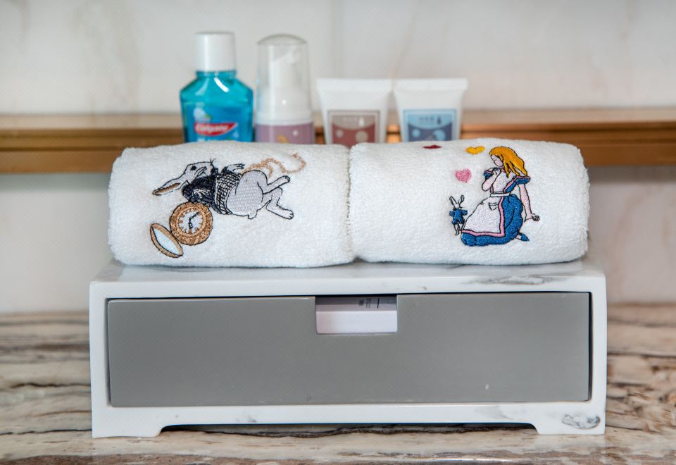 The Langham HefeiAlice In Wonderland Theme Room