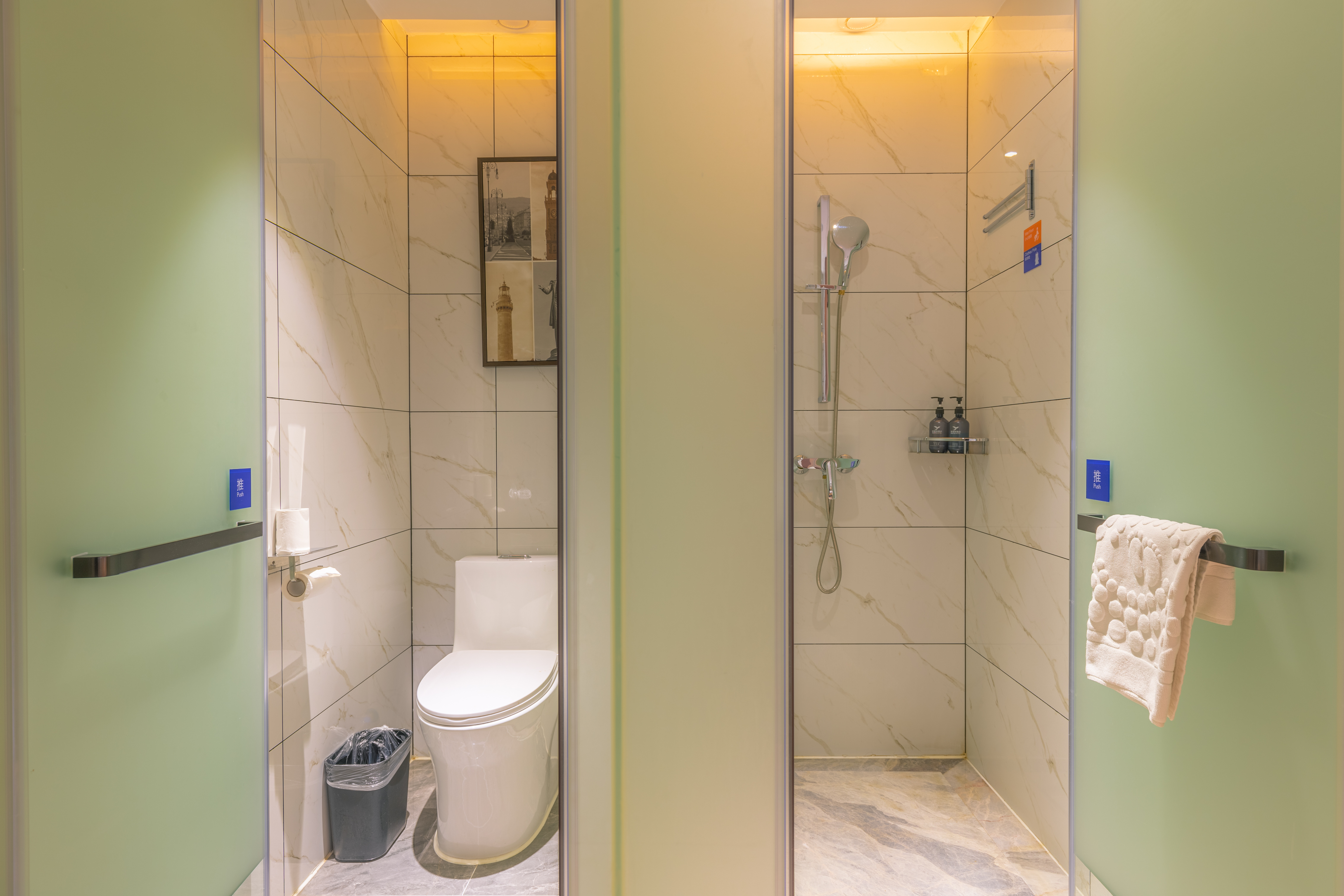 豪华大床房（电视投屏+办公桌椅+婚房布置）