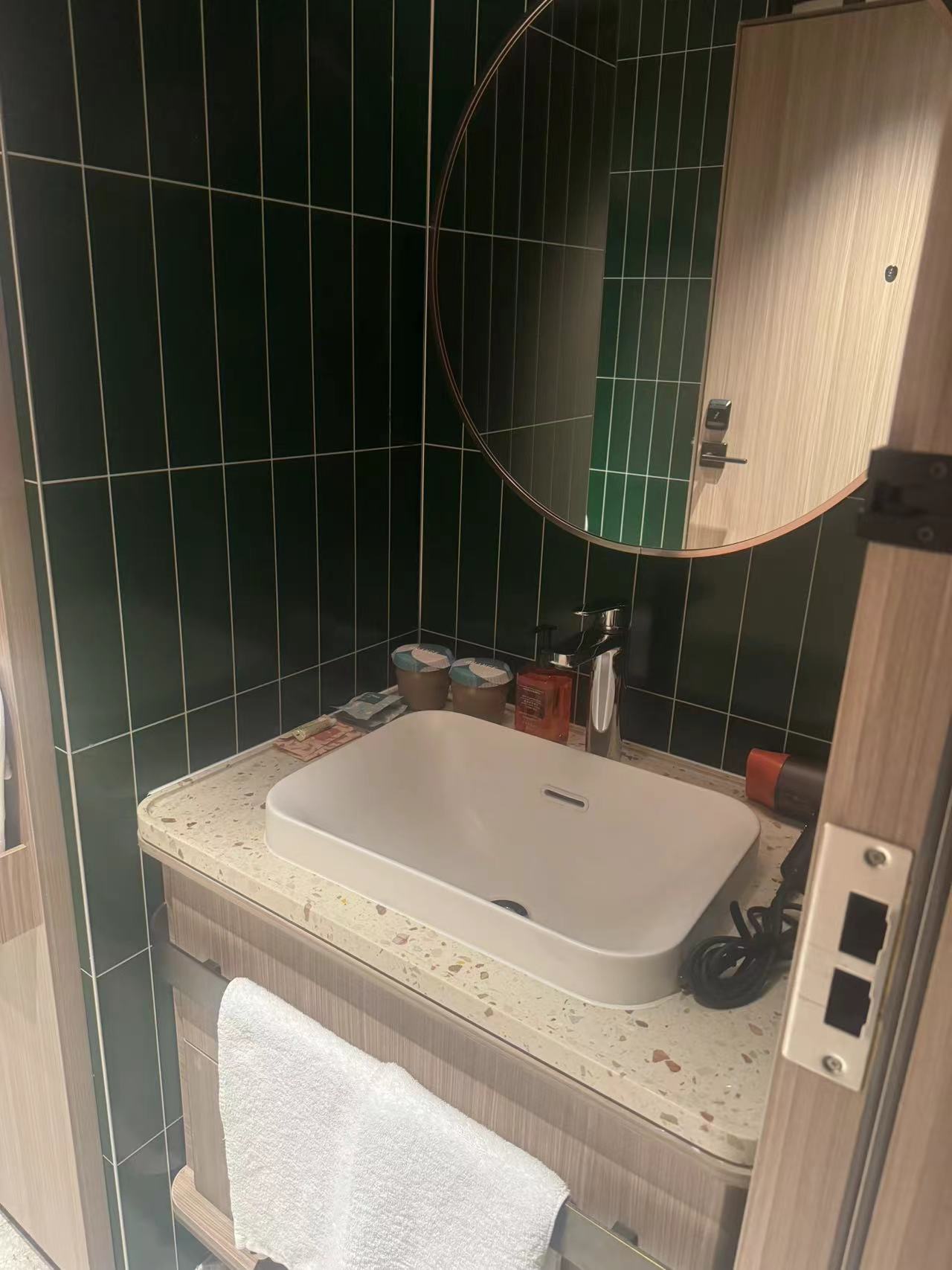 大床房A（65寸投屏电视+冰箱+好眠床垫）