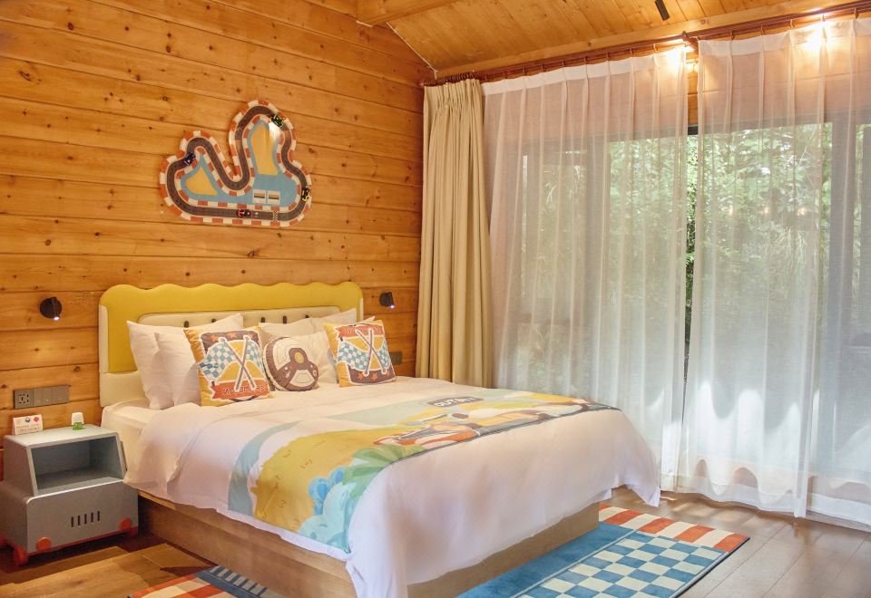 Wonderland Resort ZhujiRacing Theme Family Room