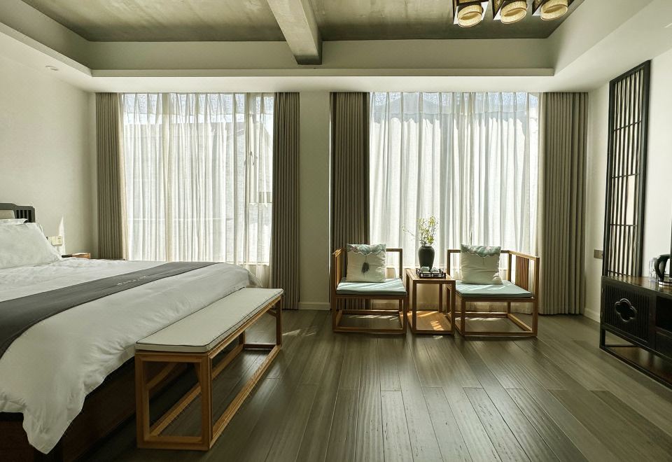 Yun Qi Light Luxury Double Bed Room