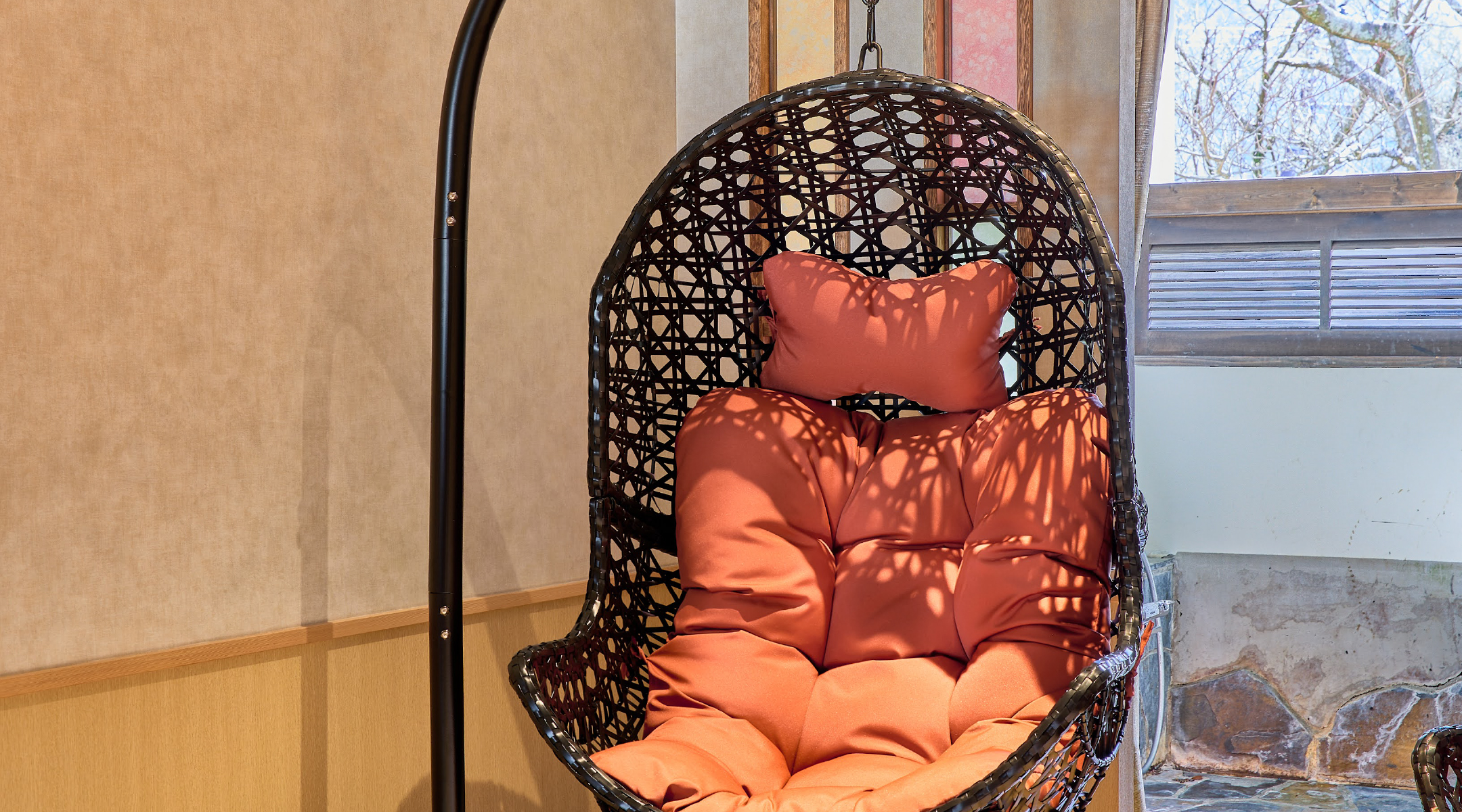 Sengokuhara Shinanoki Ichinoyu主楼二楼休闲房（带露天浴池和吊椅）