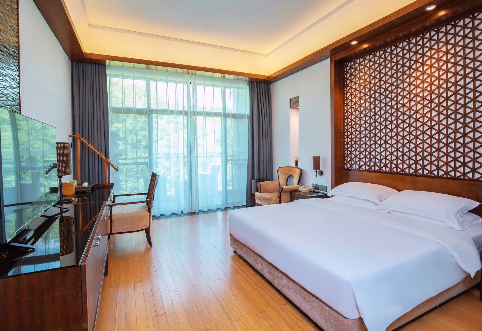 Huanxiu Resort & Spa HotelQueen Room (Main Building)