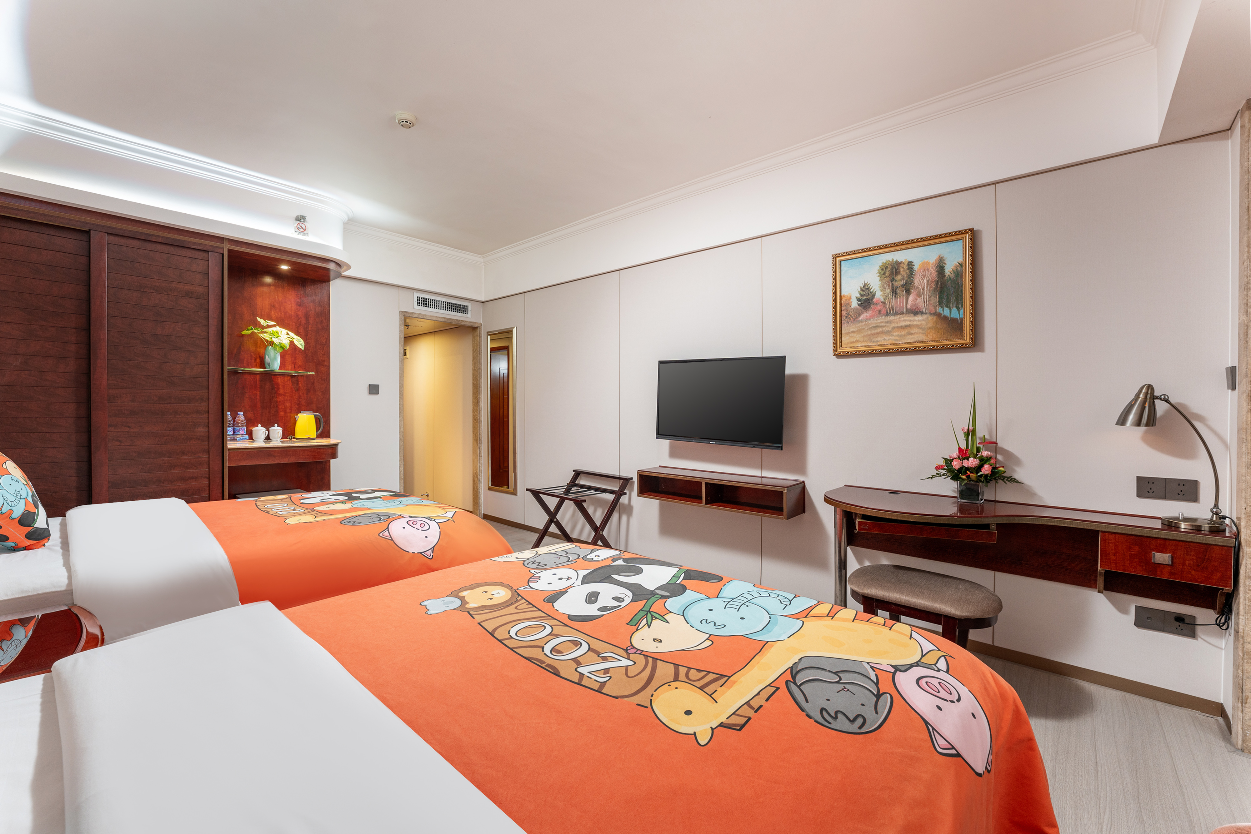 Huahai Hotel (Guangzhou Jiangnanxi changgang Metro Station)行政子母房（高空城景·温馨和睦·冰箱）