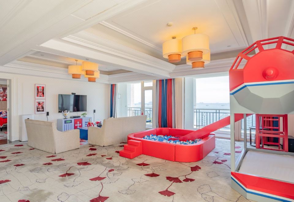 SeaView Garden Hotel QingdaoClassic Ultraman Theme Sea-view Grand Suite (War Chariot Bed + Slide Bunk Bed + Command Desk)