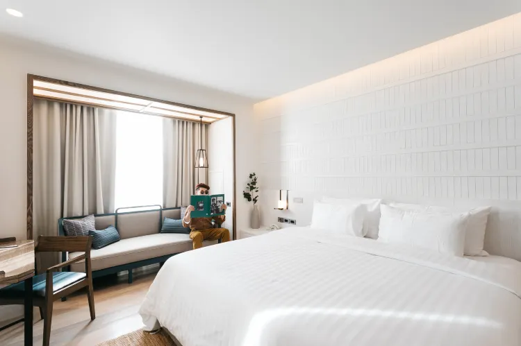 Serene White Double Room (24 Hours Room Use)