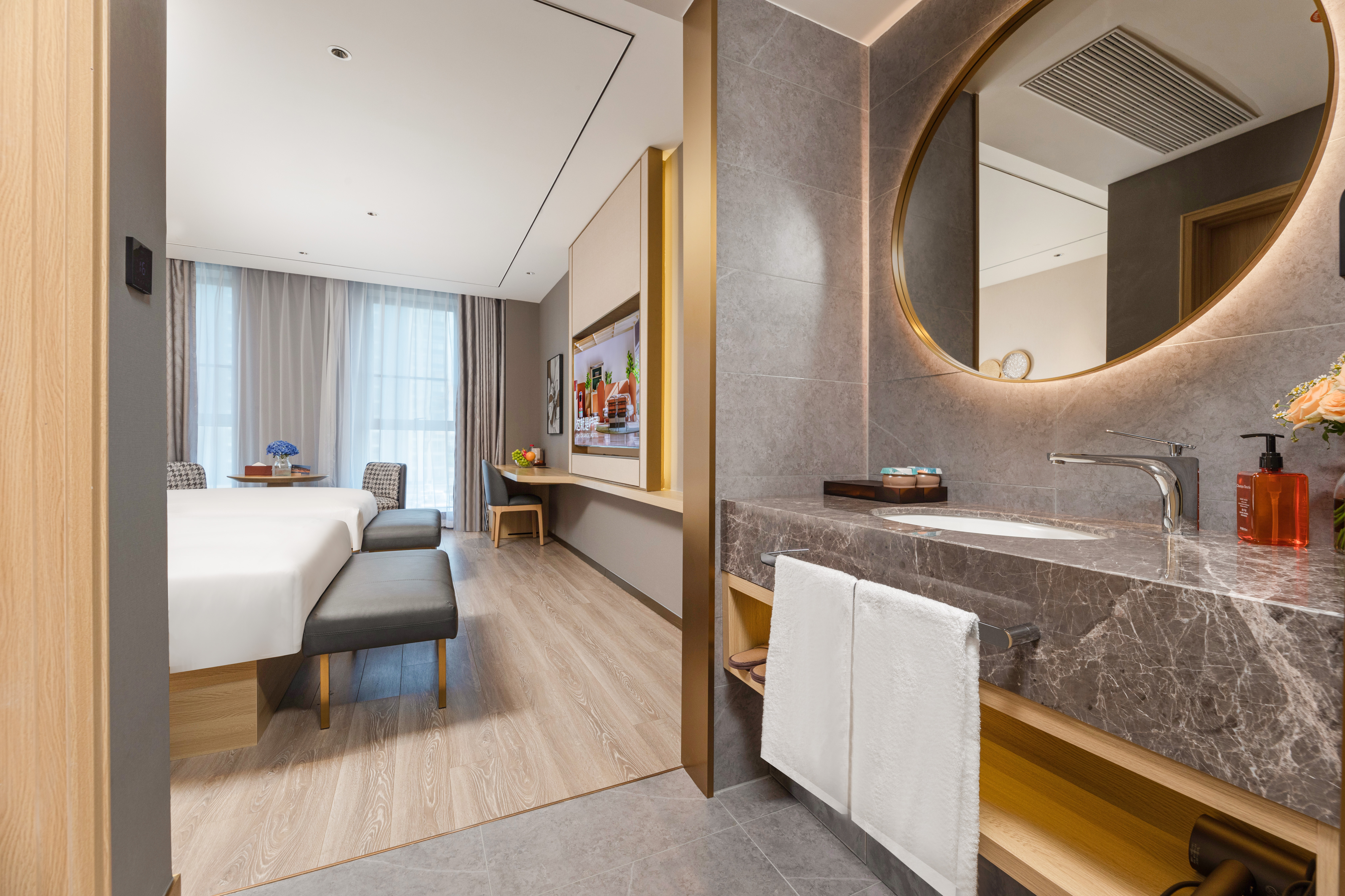 高级大床房（智控+投屏+小冰箱）