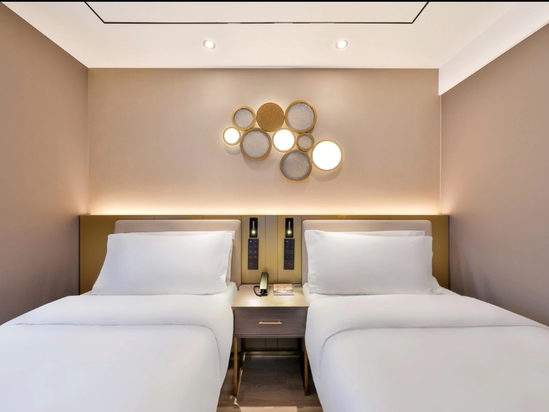 商务双床房+金可儿床垫+智能客控+迷你冰箱+电视投屏