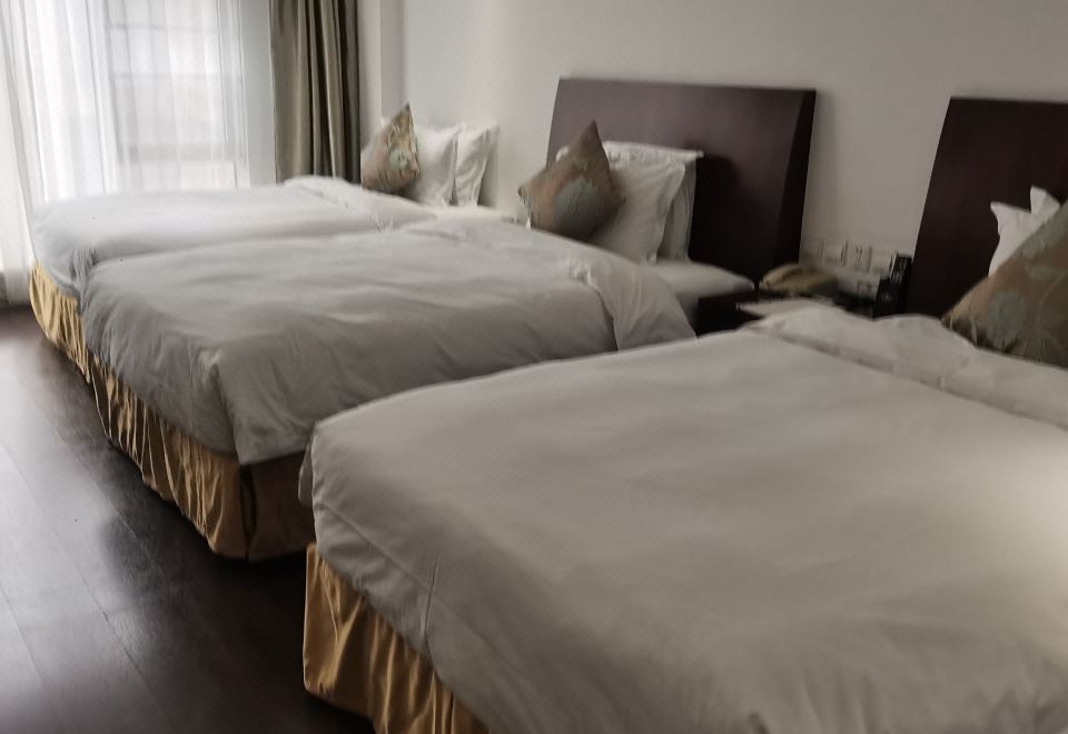 豪华家庭房（三床·落地窗·浴缸）