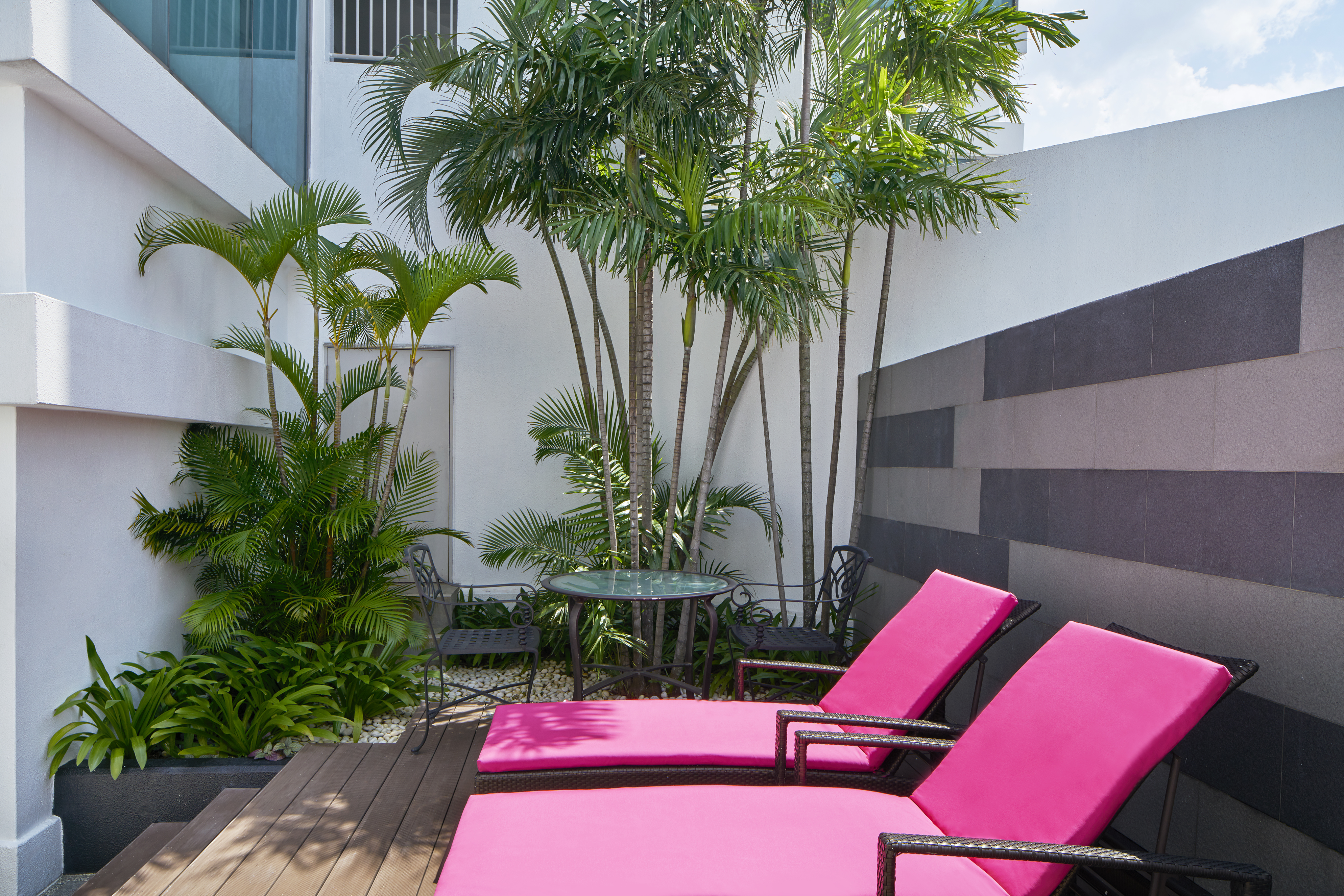 客房，一張特大床，轉角房，露台