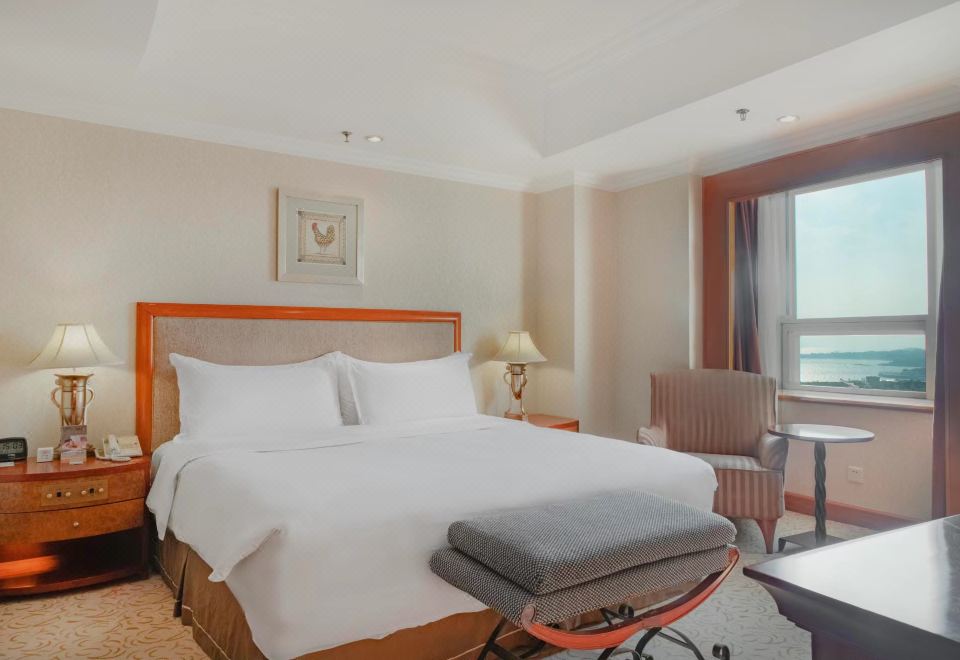 Crowne Plaza QingdaoSuite With Sea View