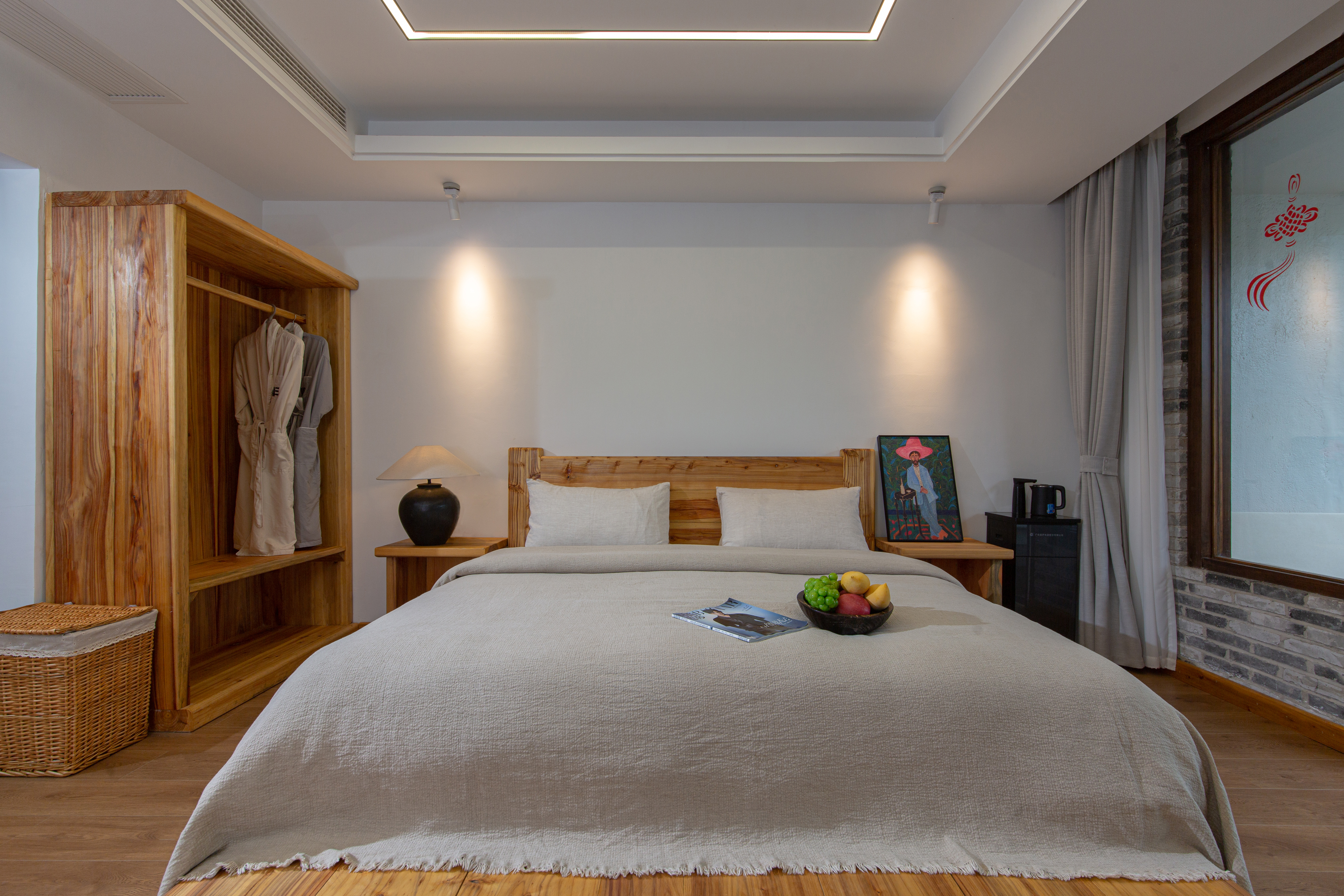 Queen Room With Courtyard View