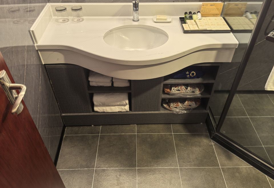 高級大床房（加濕器+小冰箱）