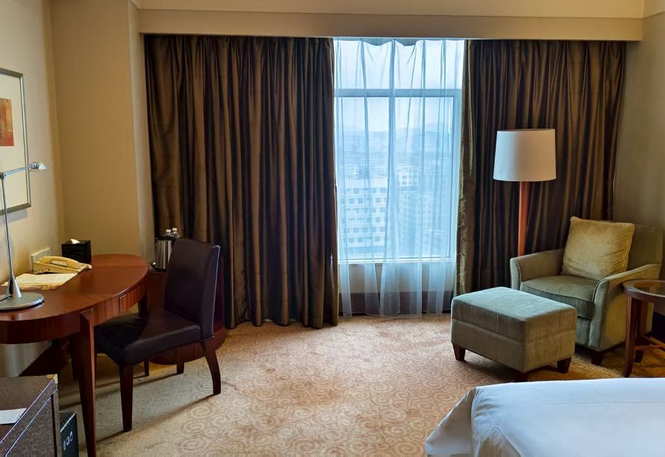 Sheraton Hotel DongguanElegant King Bed Room