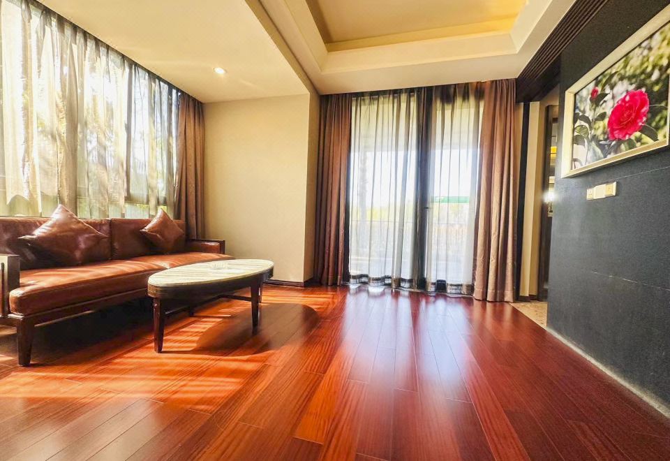 别墅湖景大床房