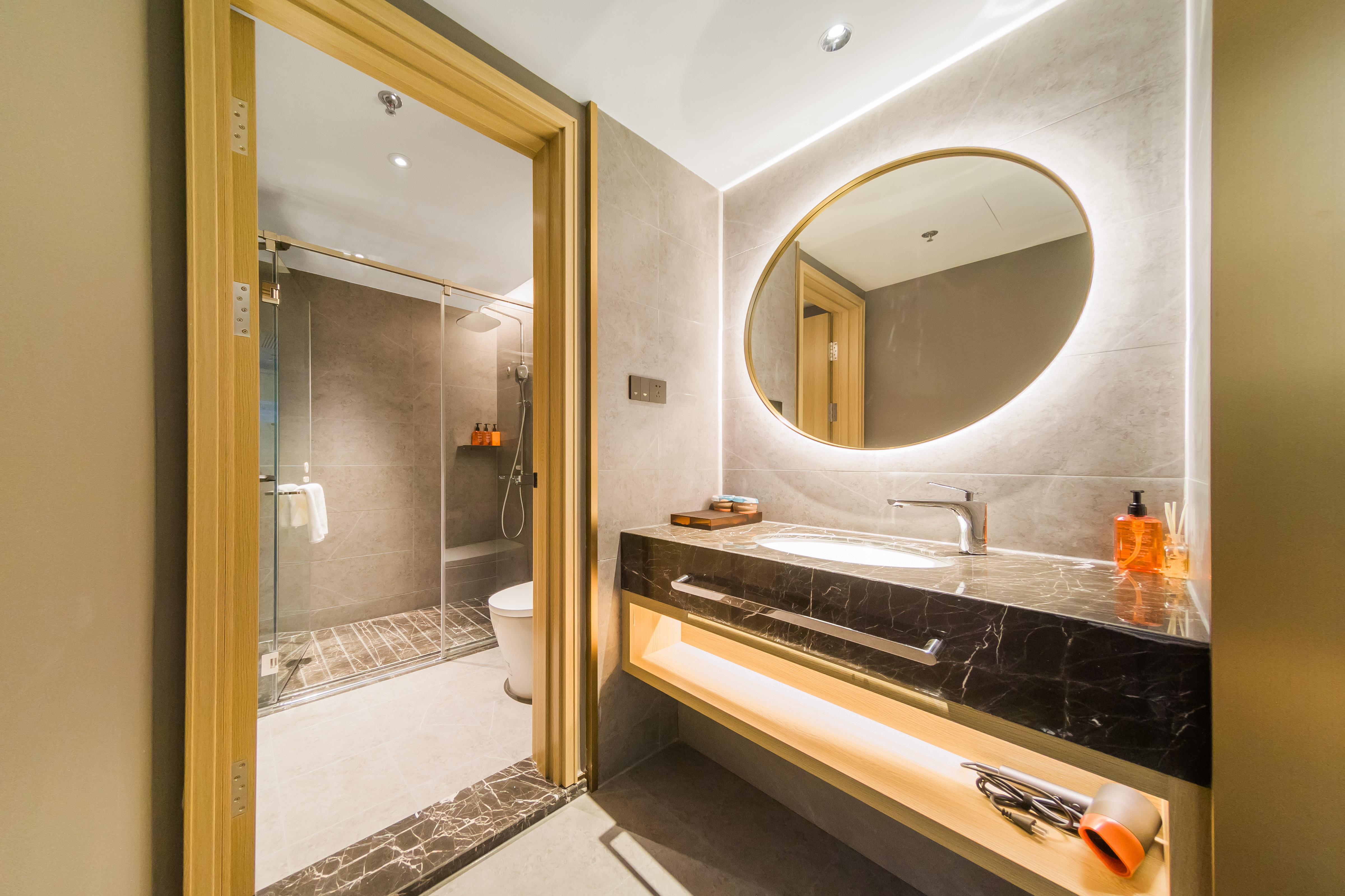 豪华家庭房（智能客控+65寸投屏电视+小冰箱）