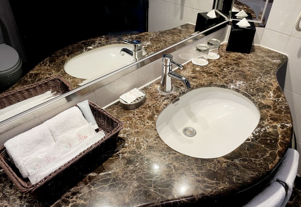 豪华湖景大床房