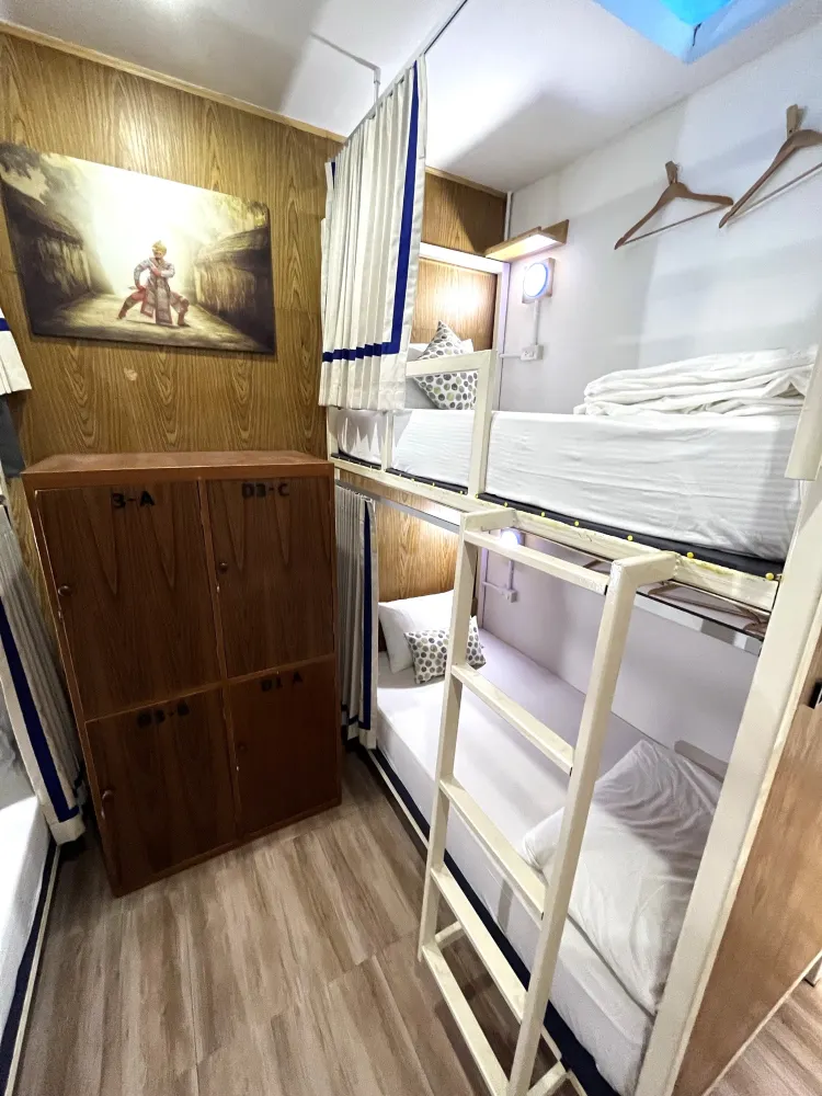 เตียงในห้องพักรวมหญิงแบบ 4 เตียง