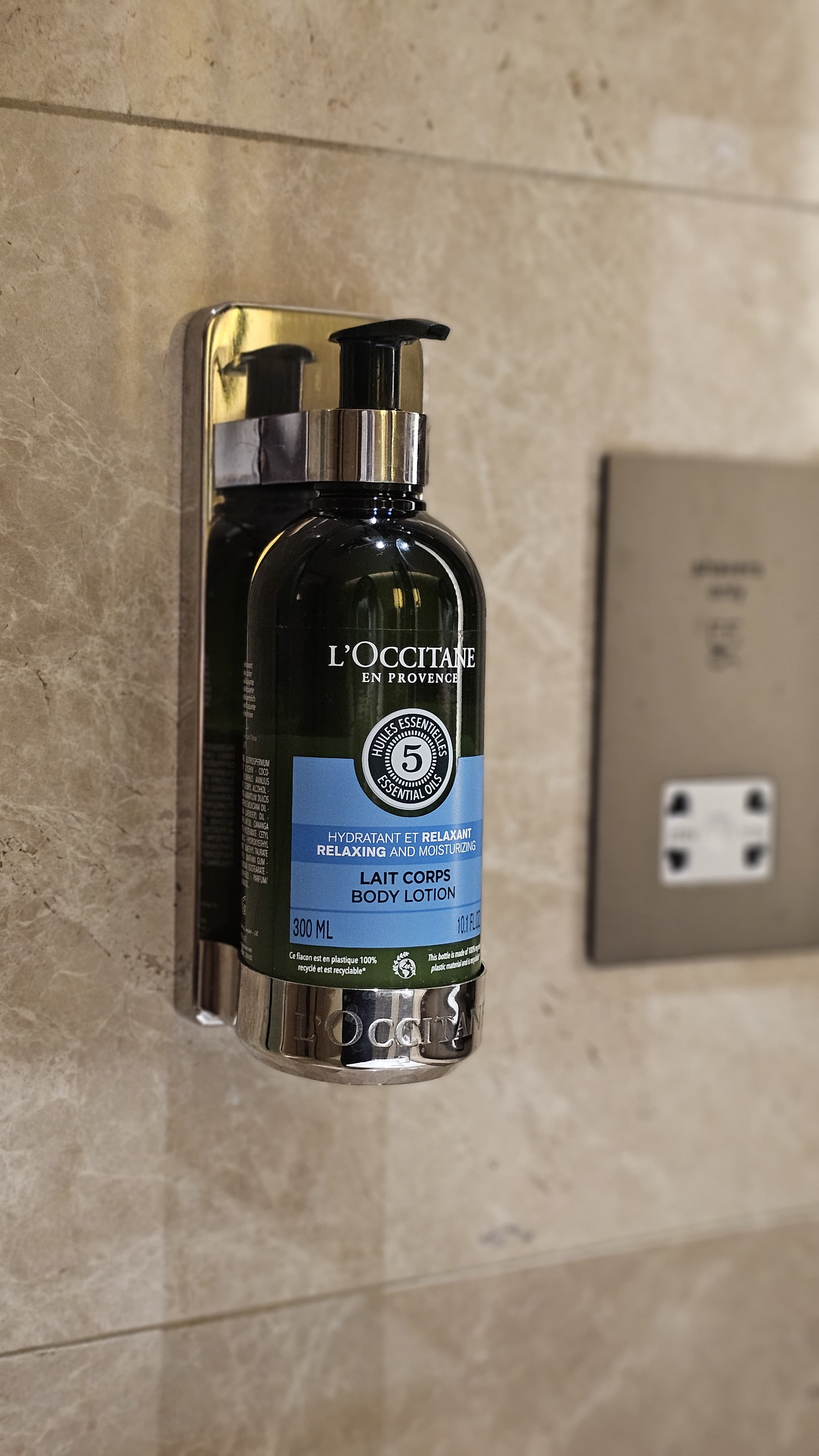 传统景或池景高层豪华俱乐部房，配备 1 张特大床