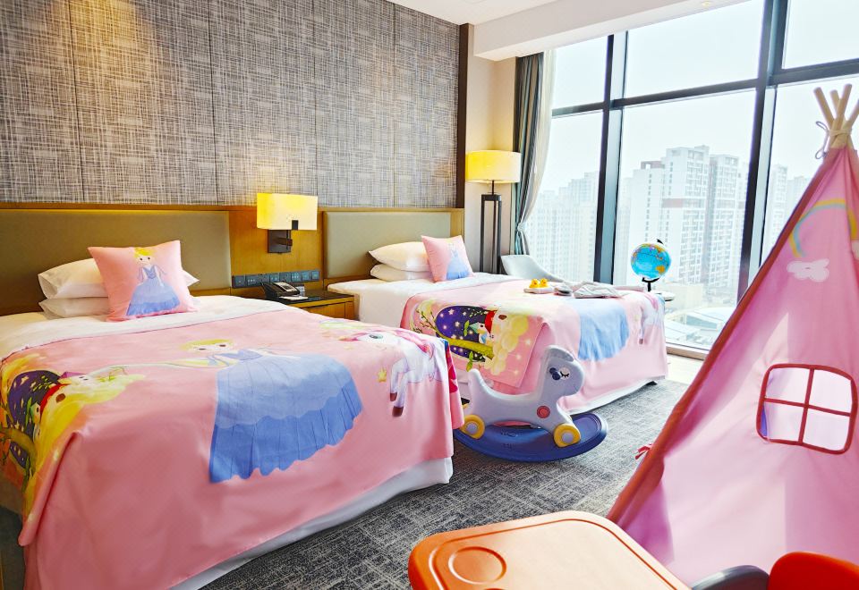 Sheraton Hotel KaifengFamily-friendly 2-bed Room