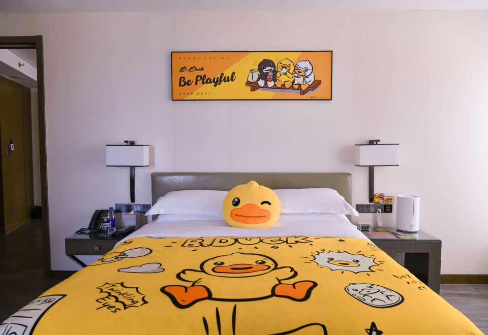 两卧家庭套房IBDUCK小黄鸭主题房|巨幕观影
