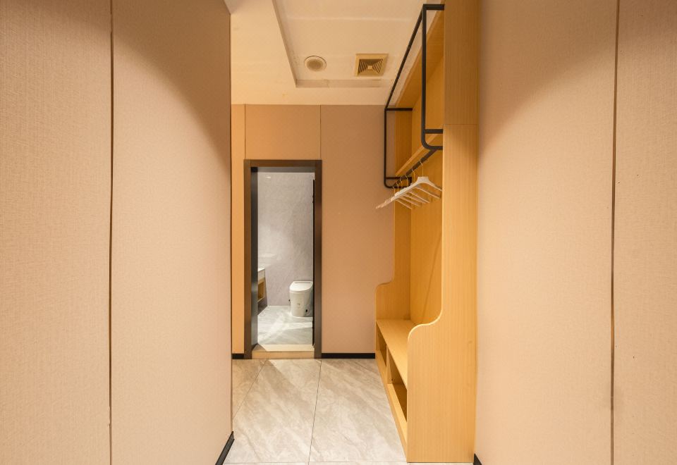 商务三床影音房