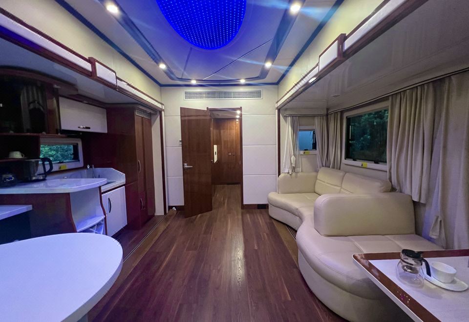 Shanshui Villa HotelLijiang Rustic Luxury | Australian 2-Bedroom 1-Living Room Starry RV