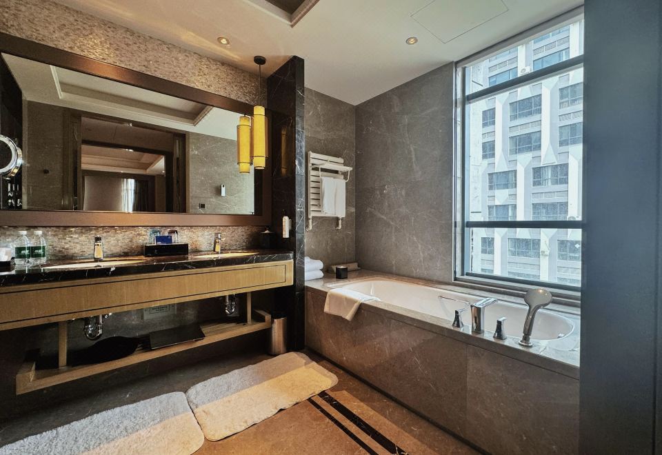 董事套房（地毯+热带雨林沐浴+浴缸）