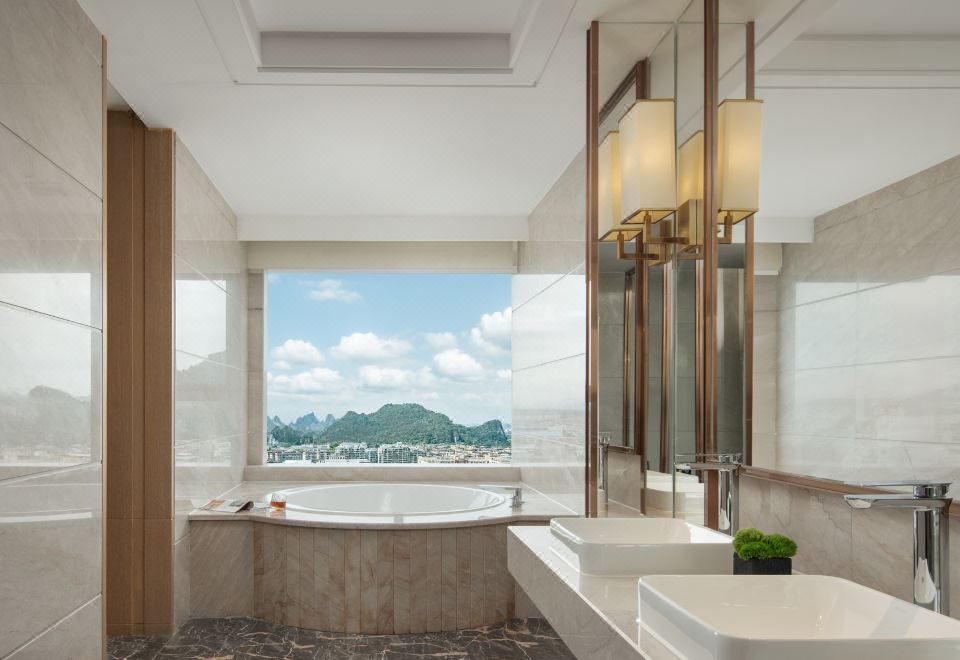 180°豪华行政景观大床房丨落地窗+圆形浴缸观城景山水