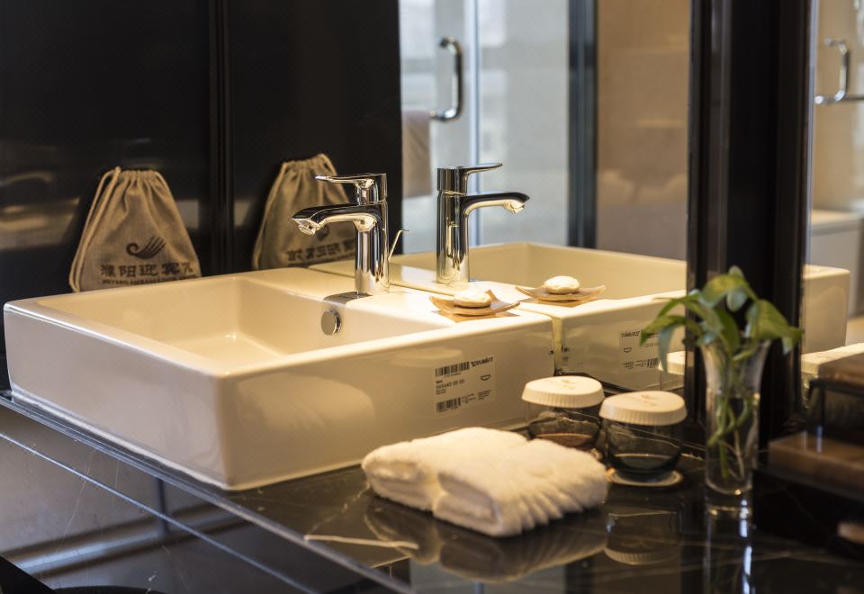 至尊商務大套間（智能感控+智能投屏+書房+獨立浴缸）