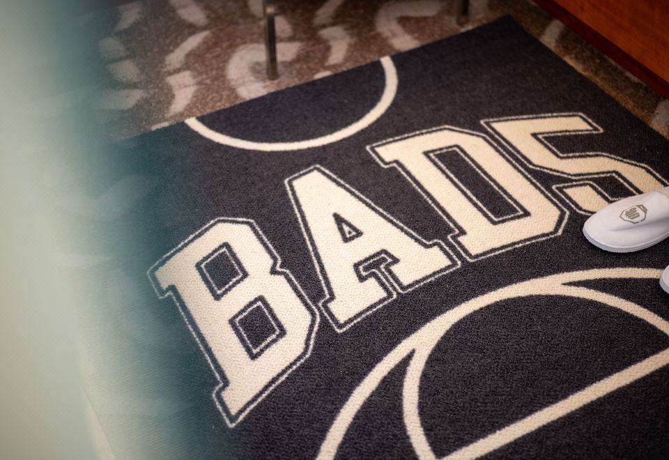 反伍Live With Hoops双床房