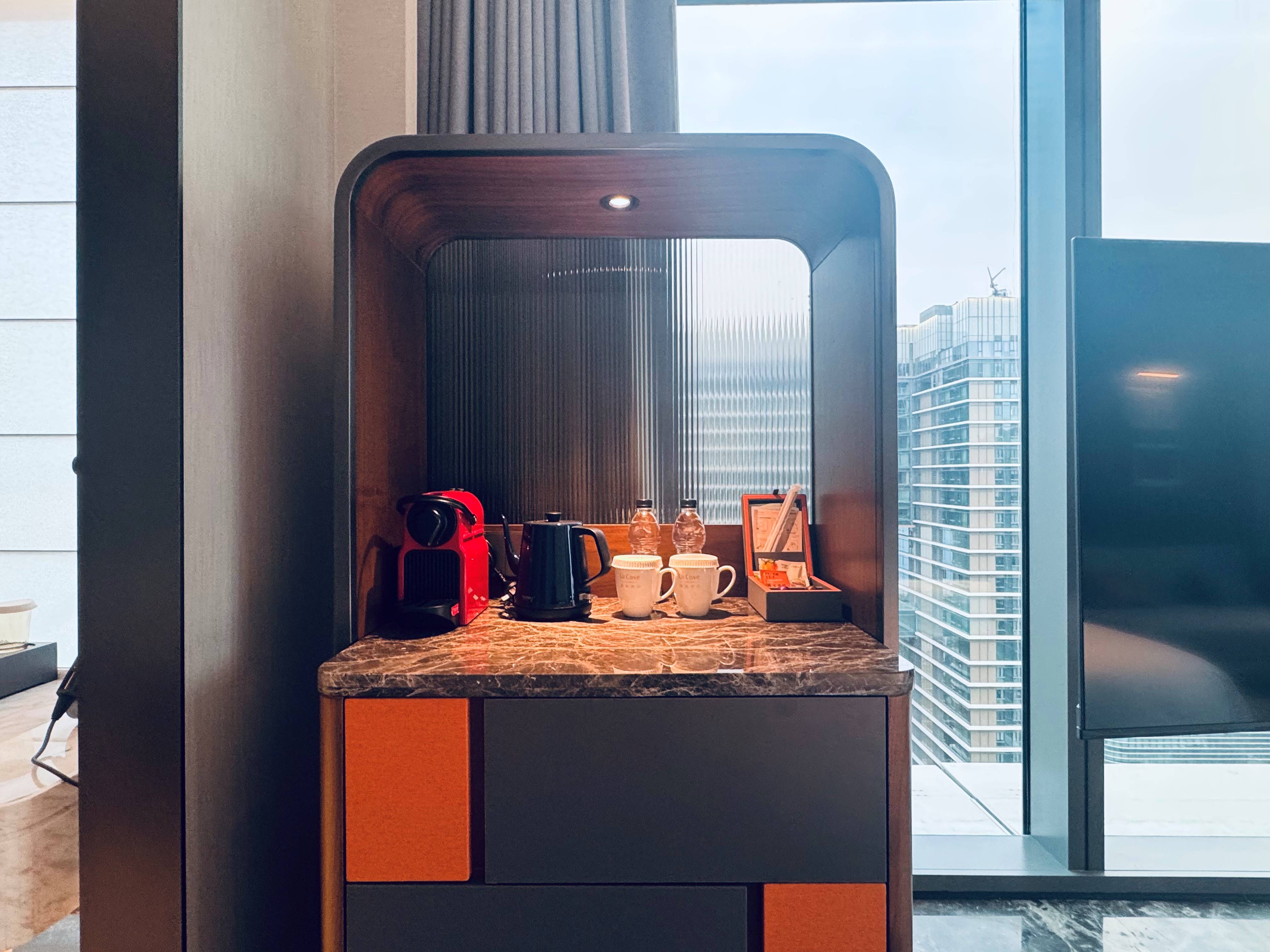 UrCove By Hyatt (Shenzhen Shekou Cruise Center)270° Floor-to-ceiling Glass View Queen Bed Room