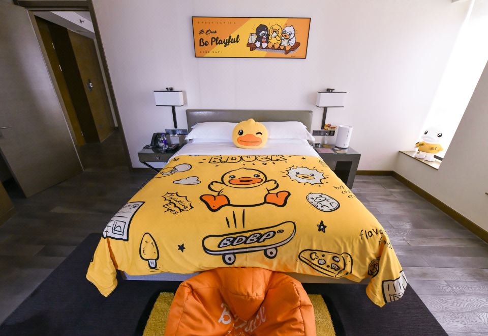 两卧家庭套房IBDUCK小黄鸭主题房|巨幕观影