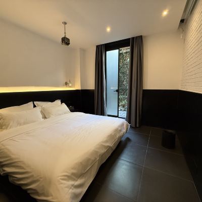 R·鎏金大床房（智能投影+110D定製乳膠床墊） 花築奢·Raw酒店（金馬碧雞翠湖昆明店）優惠