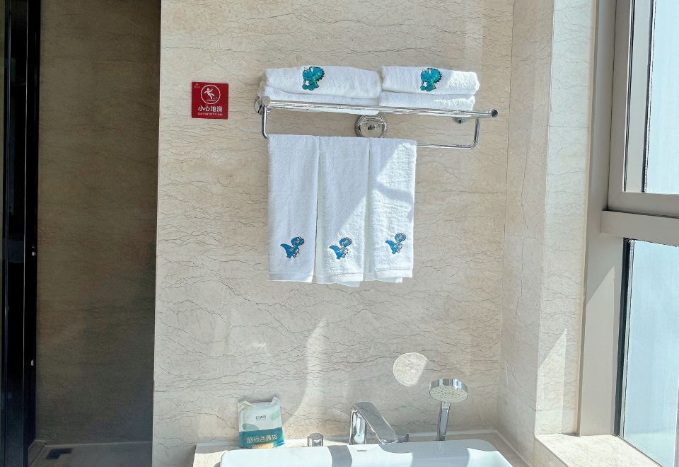 Swiss Grand NanchangDinosaur Fantasy Egg Family Suite