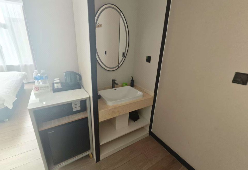 Eaton Shangpin Hotel (Bowen Institute of Technology)Deluxe Room - Courtyard-View (Double Bed) (Air Conditioner, Tv)