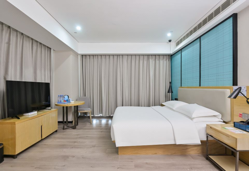 豪华大床房落地窗＋小度智能＋60寸高清投屏电视