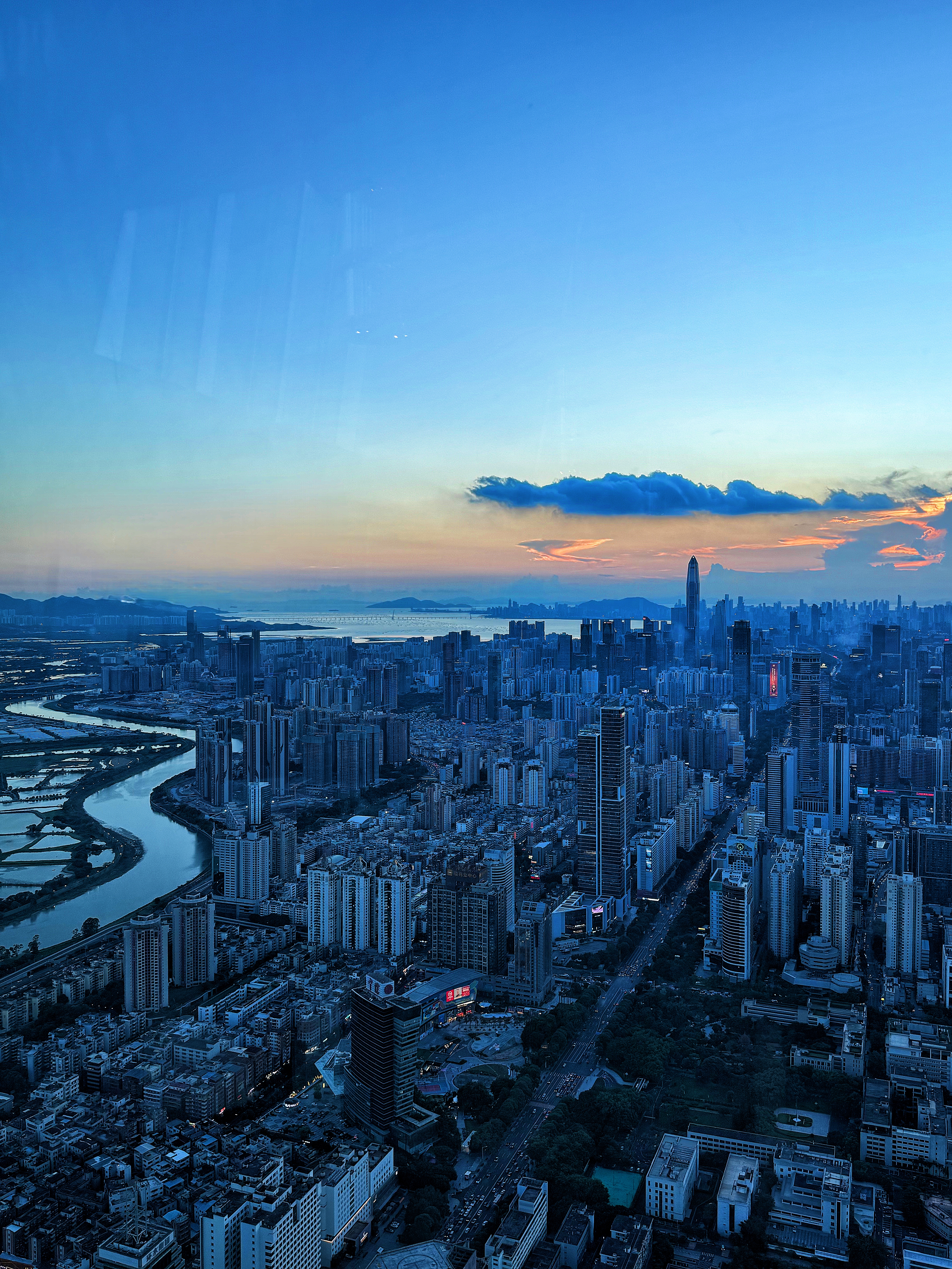 The St. Regis Shenzhen豪华城景大床房 ?纵览繁华都市日夜叠影?