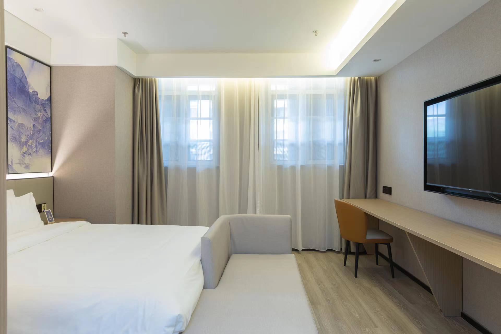 豪华大床房（可投屏55寸电视+喜临门床垫+自助洗衣）