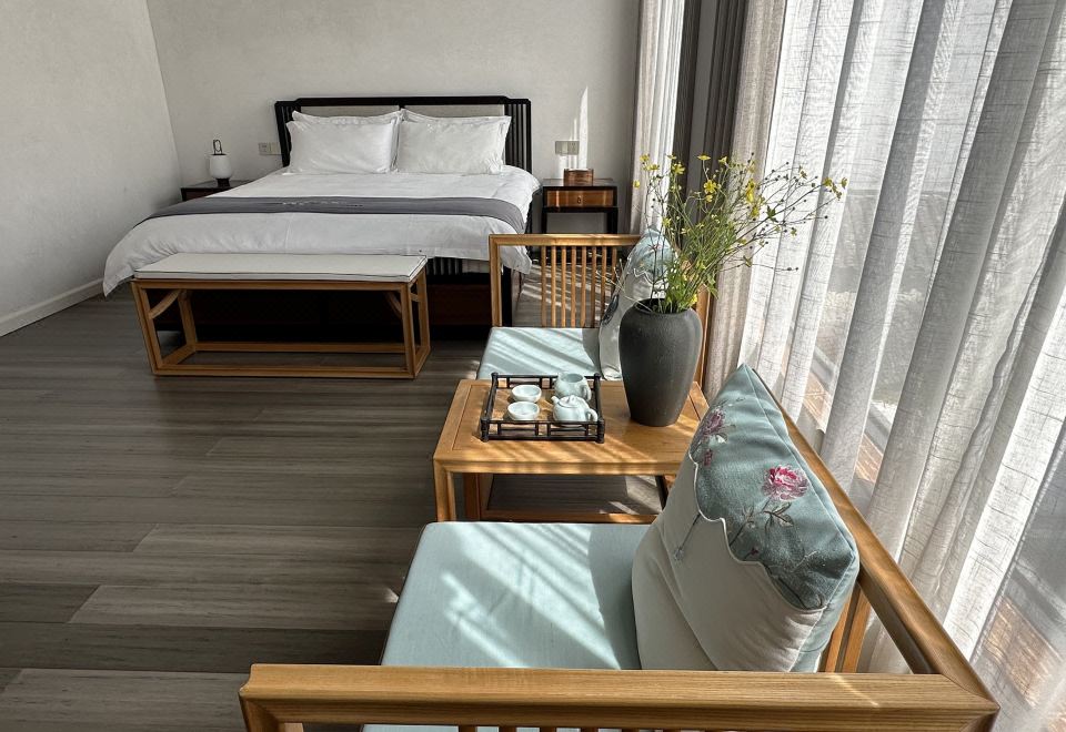 Yun Qi Light Luxury Double Bed Room